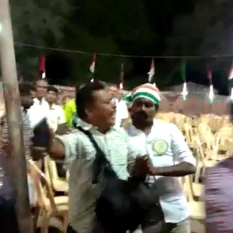 விருதுநகரில் காங்கிரஸ் கட்சி ரவுடிகளால் தாக்கப்பட்ட விகடன் போட்டோகிராபர்!