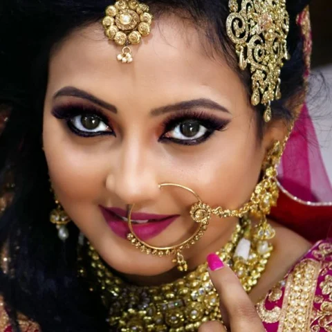 ``என் காதலுக்கு ரெட் சிக்னல்தான் விழுந்திருக்கு... க்ரீன் மாறும்னு நம்புறேன்!'' - `நாயகி' செளமியா