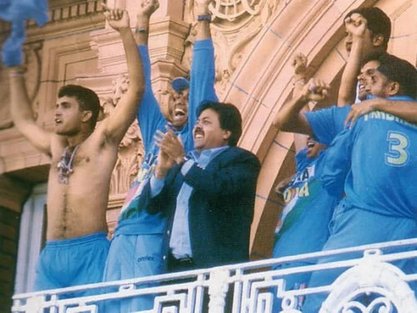 சட்டையை கழற்றி சுழற்றிய கங்குலி, ஷாம்பெயின் கேட்டு குடித்த சச்சின்! (சுயசரிதை பாகம்-2)