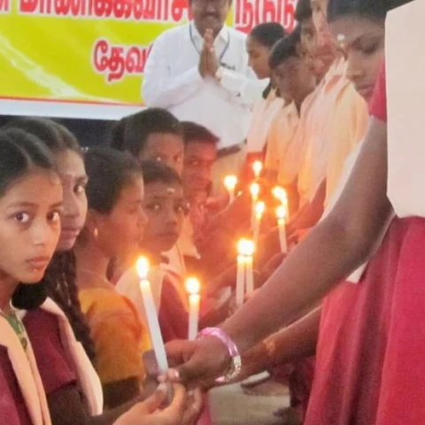 'அரசுப் பள்ளியை விட்டுப் போவதற்கு அழுகையா இருக்கு' - பிரியாவிடையில் மாணவர்கள் ஆனந்தக் கண்ணீர்!
