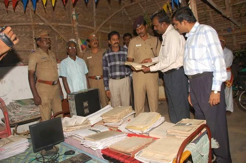 தாலுக்கா ஆவணங்களை திருடி போலி பட்டா கொடுத்த முன்னாள் சர்வேயர் - தஞ்சை திடுக்!