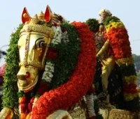 பச்சை பட்டு உடுத்தி வைகையாற்றில் இறங்கினார் கள்ளழகர்