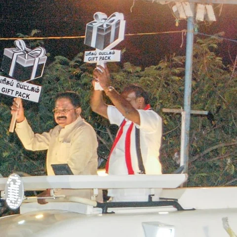 `மோடி அல்ல, அவர் டாடியே வந்தாலும் எங்களுக்குக் கவலை இல்லை' - பிரசாரத்தில் அதிர்ந்த தினகரன்!