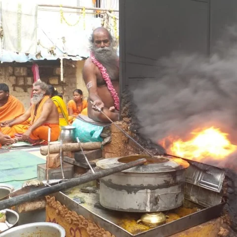 திருவண்ணாமலை அருகே நிர்வாண நிலையில் சாமியார் நடத்திய யாகம் - தடுத்து நிறுத்திய போலீஸ்!