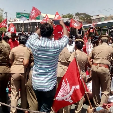 'ஜி.எஸ்.டி பெயரில் கொள்ளை அடிக்காதே'- மோடிக்கு எதிராக கொந்தளித்த கம்யூனிஸ்டுகள்