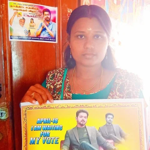 `கண்ணீர் விட வைத்தார்கள்; அவர்களுக்கு எங்கள் ஓட்டு கிடையாது' - அ.தி.மு.க-வை அதிர வைத்த விஜய் ரசிகை!