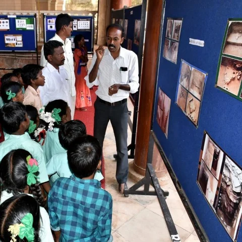 தஞ்சை அரண்மனையில் புகைப்படக் கண்காட்சி - தொல்லியல் துறை புகைப்படங்களை ஆர்வத்துடன் பார்த்த மாணவர்கள்