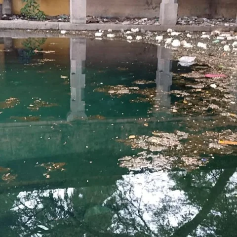 மது பாட்டில்களால் நிரம்பியுள்ள பெரியகுளம் தீர்த்தத்தொட்டி.. வேதனையில் தேனி மக்கள்!