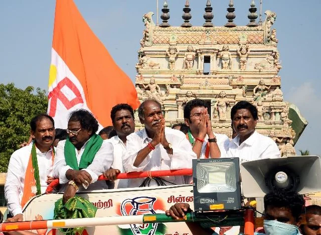 `நம்ம தலைவர் அவர் பெயரைச் சொல்லித்தான் வாக்கு கேட்கிறார்!'- ரங்கசாமி பிரசாரத்தில் தொண்டர்கள் கமென்ட்
