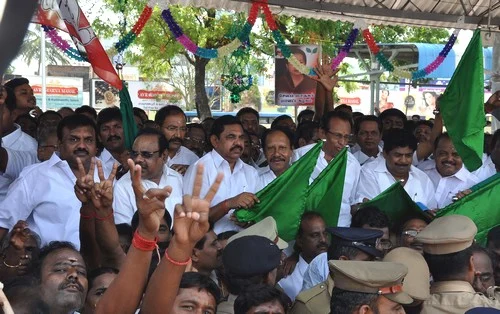 அ.தி.மு.க., தி.மு.க. இணைந்து தொடங்கி வைத்த சேலம்-கரூர் ரயில்