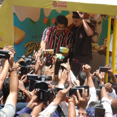 ரசிகர்களுக்கு ஐஸ்க்ரீம் வழங்கிப் பிறந்தநாள் கொண்டாடிய விஜய் தேவரகொண்டா!