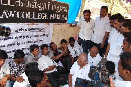 தி.மு.க.வினரை எதிர்த்து கேள்வி கேட்ட மதுரை சட்டக் கல்லூரி மாணவர்கள் (படங்கள்)