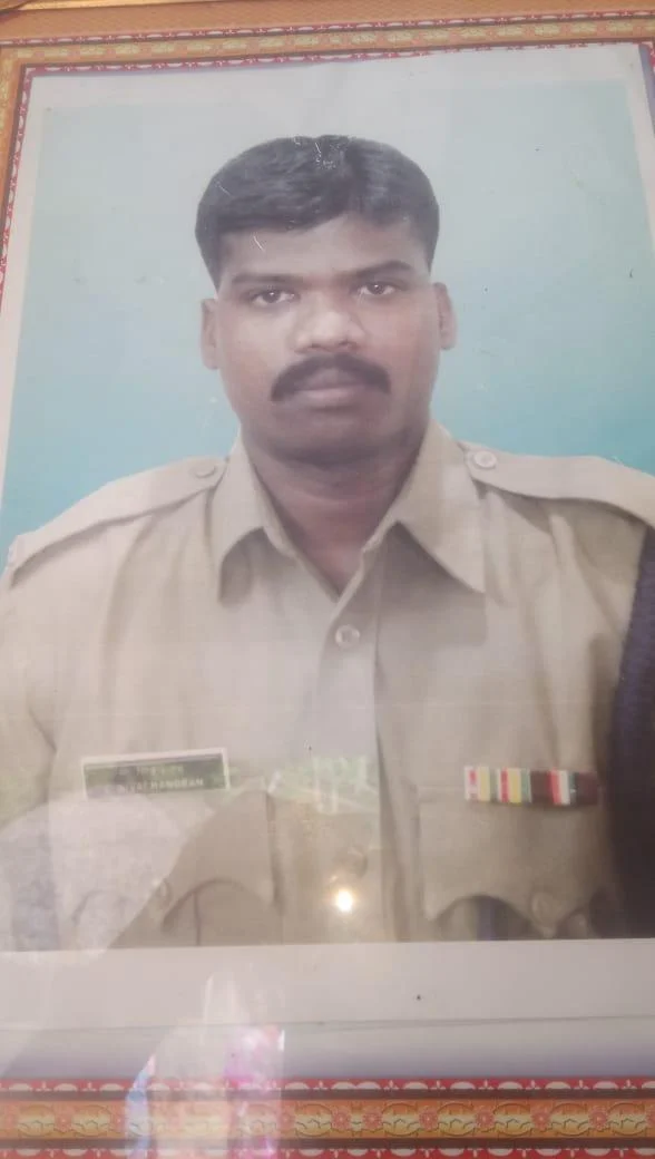 `என்னால் முடிந்த சிறு உதவி இது'- உயிரிழந்த வீரரின் குழந்தை படிப்புச் செலவை ஏற்ற கல்லூரி தாளாளர்