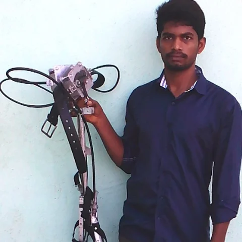 "2000 ரூபாய், 290 உதிரிபாகங்கள், ஒரு நல்ல செயற்கைக் கால்!” - விவசாயி மகனின் சாதனை