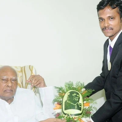 ‘மவுத் கார்விங்’ கலையில் மதுரை மாணவர் உலக சாதனை!