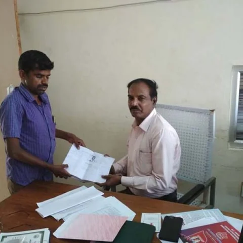 மாணவர்களுக்கு உதவித் தொகை வழங்கப்படவில்லை..! கல்வி அலுவலரிடம் புகார்