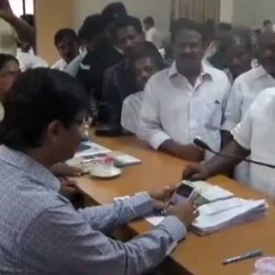 மாட்டு வண்டியில் மனு கொடுக்க வந்த எம்எல்ஏ... அலட்சியமாக நடந்துகொண்ட கலெக்டர்!