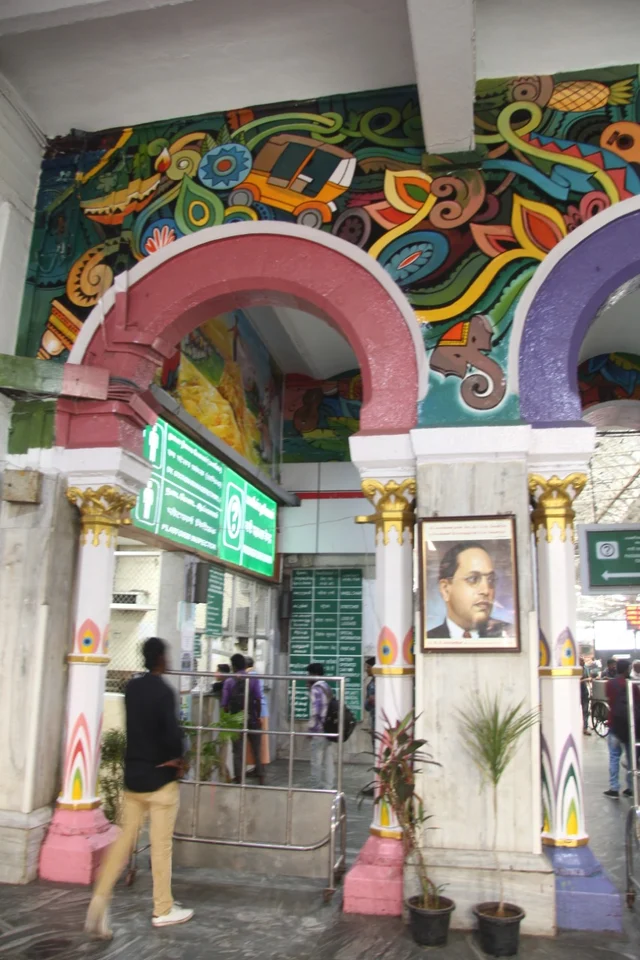 வண்ண வண்ண ஓவியங்கள் - கலைக்கூடமாகும் சென்ட்ரல் ரயில் நிலையம்!