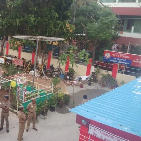 `நீட், கிளீன் அண்டு கிரீன்' - கமிஷனரின் கனவை நிஜமாக்கிய தரமணி இன்ஸ்பெக்டர்!