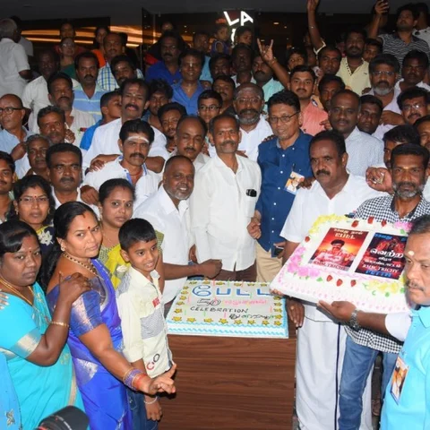 `பேட்ட' படத்தின் 50-வது நாளை கேக் வெட்டி கொண்டாடிய ரஜினி ரசிகர்கள்