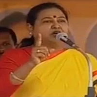 மோடி முன்னிலையில் ஆங்கிலத்தில் பிரசாரம் செய்த பிரேமலதா விஜயகாந்த்!