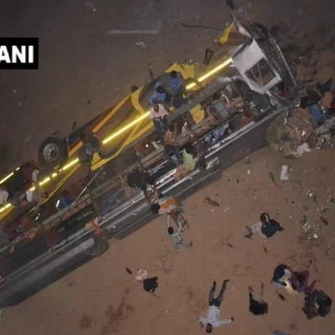 குறுக்கிட்ட மாடு; கட்டுப்பாட்டை இழந்த ஓட்டுநர் - பேருந்து கவிழ்ந்த விபத்தில் உயரும் உயிரிழப்பு
