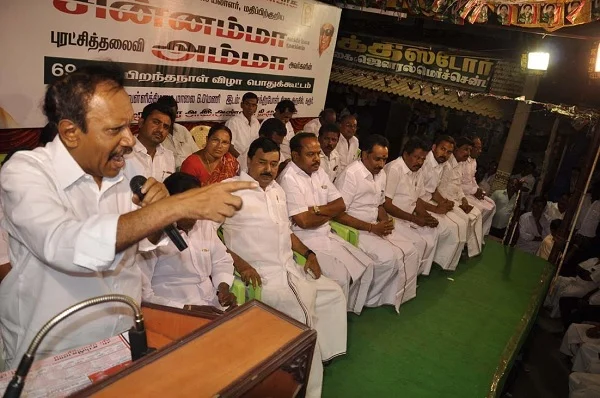 'எனக்காக சின்னம்மா காலில் விழுந்தார் பன்னீர்செல்வம்... ஏன் தெரியுமா?' - கொதிக்கும் தம்பிதுரை