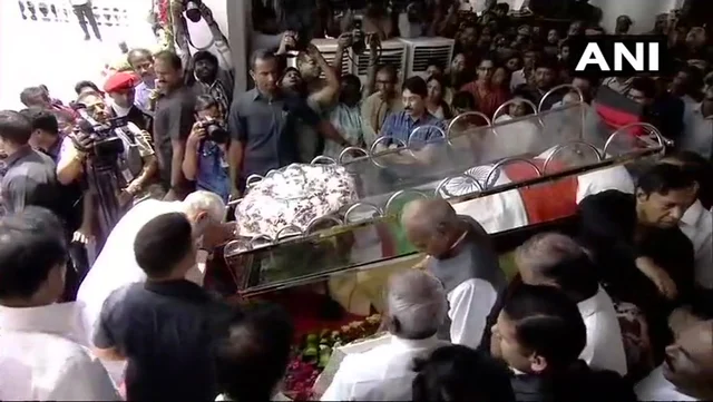 Live update: மெரினாவில் விதைக்கப்பட்டார் கலைஞர்! #Karunanidhi