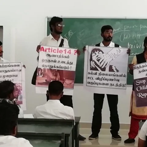 பொள்ளாச்சி பாலியல் வன்கொடுமையை எதிர்த்து சட்டக்கல்லூரி மாணவர்கள் பேரணி!