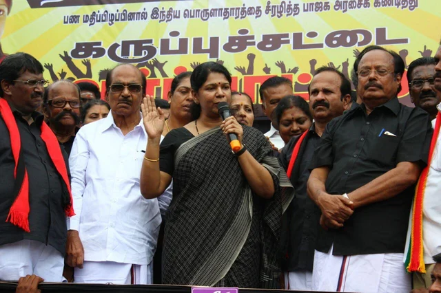 'நாங்கள் அவர்களைப்போல காலில் விழவில்லை!' - கனிமொழி காட்டம் #Demonetization
