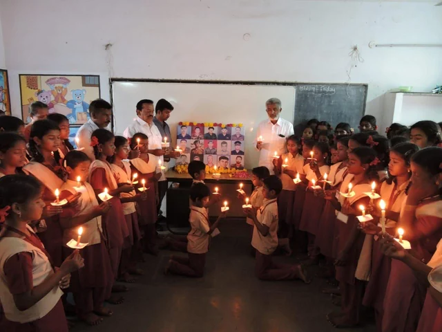 புல்வாமா தாக்குதலில் பலியான ராணுவ வீரர்களுக்குப் பள்ளி மாணவர்கள் அஞ்சலி