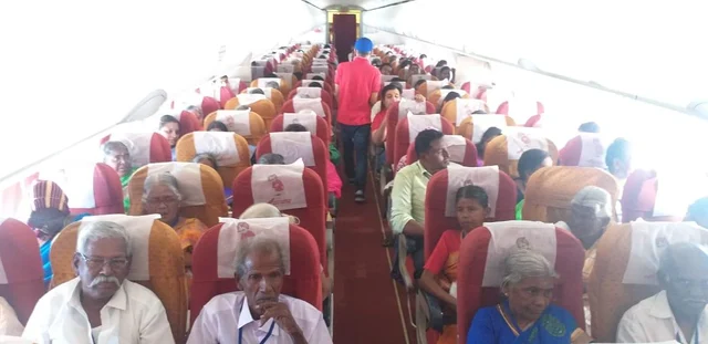 விமானத்தில் பறந்த 120 முதியவர்கள்! - ஒரு தனி மனிதனின் கனவு நிறைவேறிய கதை