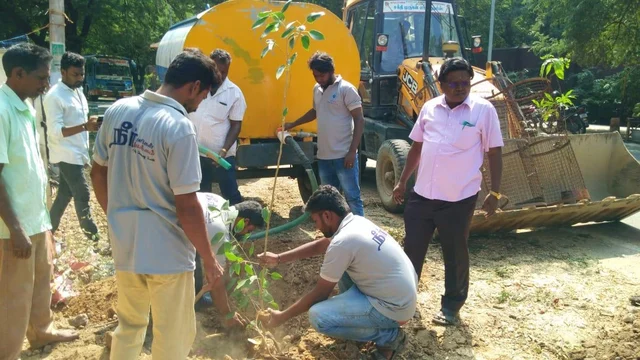 ‘சிலைக்காக சாய்க்கப்பட்ட மரங்கள்!’ - புதிய கன்றுகளை நட்ட 'நீர்த் துளிகள்' அமைப்பு