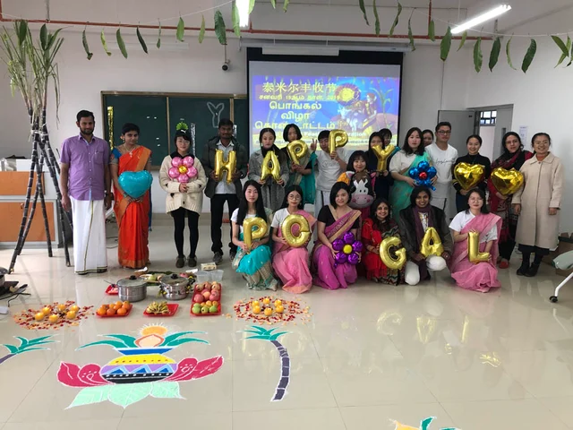 சேலை கட்டி பொங்கல் வைத்த சீனப் பெண்கள்!- பல்கலைக்கழகத்தில் நடந்த கொண்டாட்டம்