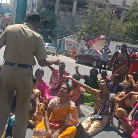 சரமாரியாகத் தாக்கிய காவலர்கள்! - நீதி கேட்டு காவல் நிலையத்தை முற்றுகையிட்ட திருநங்கைகள்