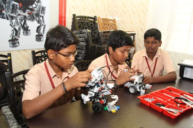 தமிழகத்தில் முதல்முறை - மதுரை மாநகராட்சிப் பள்ளியில் ரோபோடிக்ஸ் ஆய்வகம்!
