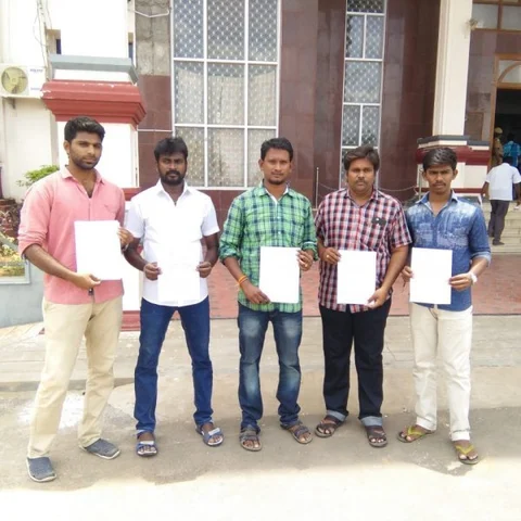 `காவிரி பாலத்தின் அஸ்திவாரமே ஆட்டம் காணுது'- கலெக்டரிடம் மனு கொடுத்த இளைஞர்கள்