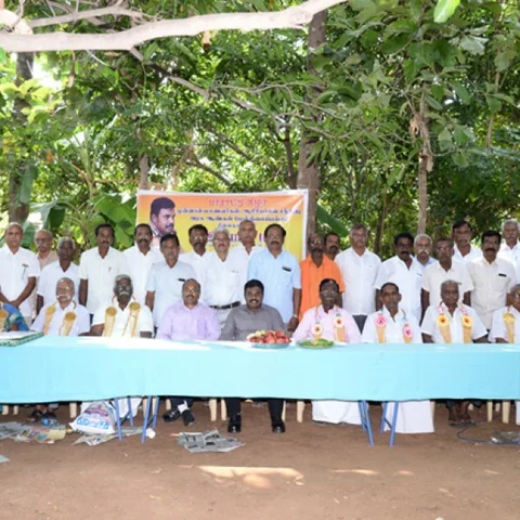 `நான் வளர ஆசிரியர்தான் காரணம்’ - கரூர் அருகே விருந்து வைத்து அசத்திய ஓய்வுபெற்ற காவல் ஆய்வாளர்!