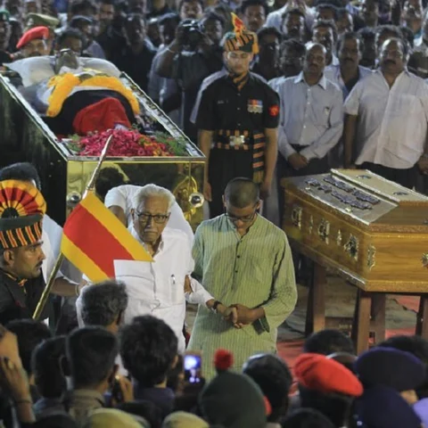 ``கலைஞருக்கு உறுத்தக் கூடாதுனு பட்டுல தயாரிச்சோம்!’’ - சந்தனப் பேழையை உருவாக்கிய பெண்கள்