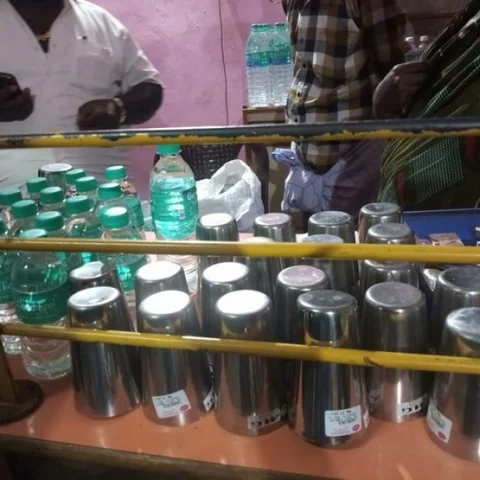 `ரூ.30 கொடுத்து வாங்கணும்; ரூ.10 திரும்பத் தருவோம்' - குடிமகன்களுக்காக உருவான பெட்டிக்கடைகள்
