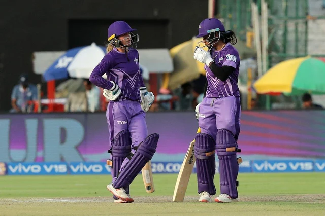 `வெற்றிபெற 2 ரன்கள் எடுப்பதற்குள் 5 விக்கெட்டுகள்!’ - பெண்களுக்கான மினி ஐபிஎல் சுவாரஸ்யம் #WIPL