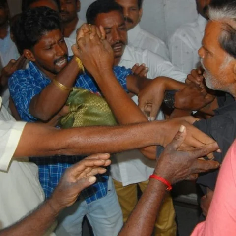 `சைக்கிளை யார் கொடுப்பது!’ - வேலூர் அரசுப் பள்ளியில் அ.தி.மு.க - தி.மு.க மோதல்