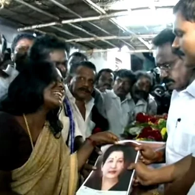 அஞ்சலி நிகழ்ச்சியிலும் 'அம்மா' படம்... கிளம்பும் புது சர்ச்சை!
