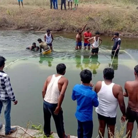 காவிரி ஆற்றின் கால்வாயில் கவிழ்ந்த பேருந்து! - 25 பேர் பலியான சோகம்