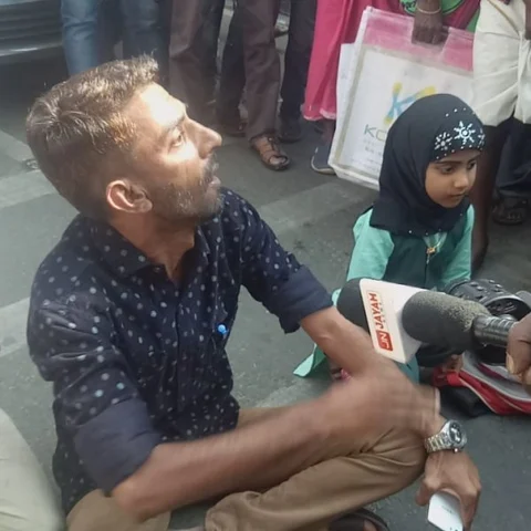 ஆசிரியர்கள் வேலை நிறுத்தத்துக்கு எதிர்ப்பு - மகன், மகளுடன் போராட்டத்தில் ஈடுபட்ட சமூக ஆர்வலர்!