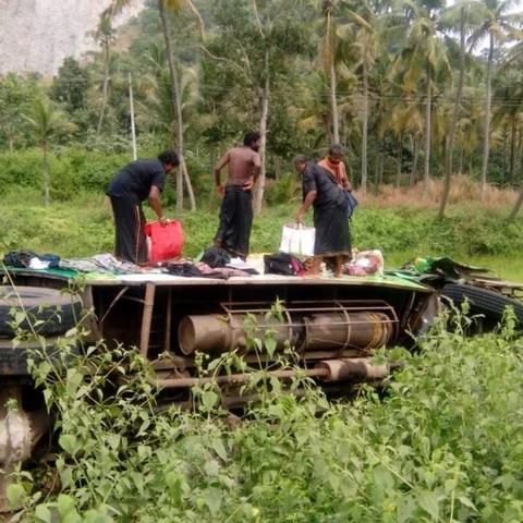 டெம்போ மோதியதில் குளத்தில் கவிழ்ந்த பஸ் - ஐயப்ப பக்தர்களை பத்திரமாக மீட்டப் பொதுமக்கள்!