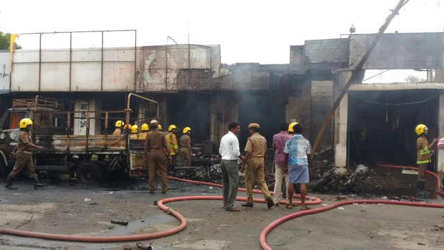 சிவகாசி பட்டாசு கிடங்கில் தீ விபத்து: ஸ்கேன் சென்டரில் இருந்த 8 பேர் பலியான சோகம்