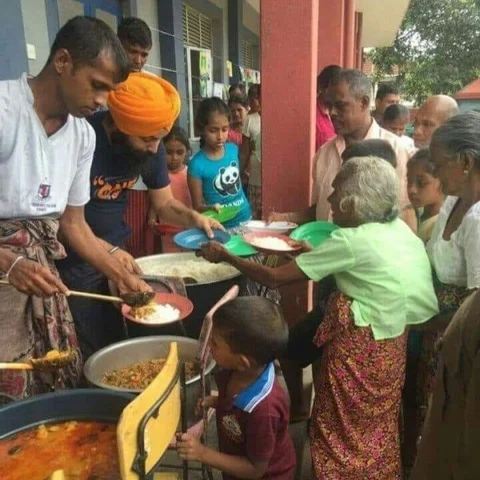 `கேரளா இயல்புநிலைக்குத் திரும்பும் வரை போக மாட்டோம்' - மனித நேயத்தை உயிர்ப்பிக்கும் லண்டன் குழு