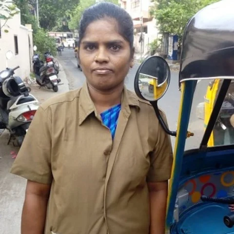 ''இடது கையை உடைச்சுட்டார்.. வலது கையாலதான் ஸ்டார்ட் பண்றேன்!'' - ஆட்டோ டிரைவர் சுசீலா