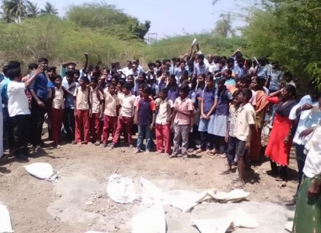 `என்னது, டாஸ்மாக் கடை கட்டுறாங்களா?'- ஆக்ரோஷத்துடன் வந்த மாணவர்களைப் பார்த்து தெறித்து ஓடிய ஊழியர்கள்